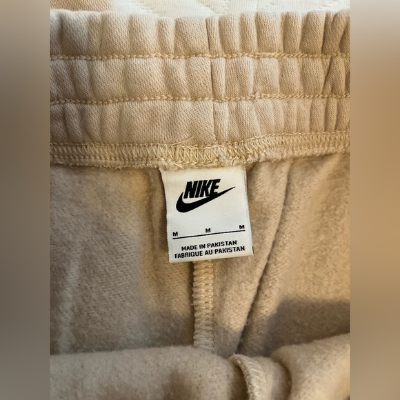 Women’s Nike essential sweatpants - Picture 7 of 7